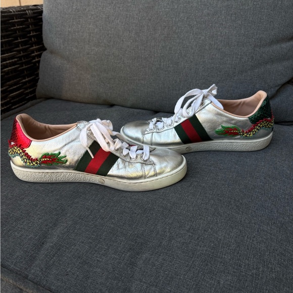 Gucci Stylish Silver Gucci Sneakers with Embroidered Design - Picture 5 of 13